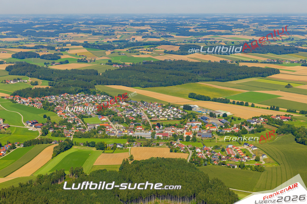 Luftaufnahme der Stadt Bodenkirchen - Die Luftaufnahme wurde 2025 vom UL-Flugzeug heraus erstellt ( keine Drohne ) - Hochauflösende Luftaufnahme - für professionelle Ausdrucke geeignet. Die Geschenkidee !Mit Lizenz und Bildrechte bestellbar