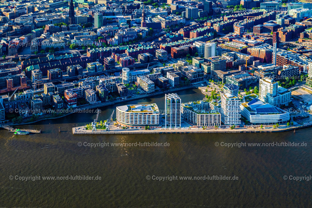 Hamburg_Hübenerkai_Strandhöft_Strandkai_Hafencity_ELS_8218160625 | HAMBURG 16.06.2025 Mehrfamilienhaus- Wohnanlage der " DC DEVELOPMENTS GMBH & CO. KG " am Strandkai im Ortsteil HafenCity in Hamburg, Deutschland. Weiterführende Informationen bei: AUG. PRIEN Immobilien  Gesellschaft für Projektentwicklung mbH,  DC Developments GmbH & Co. KG,  Hadi Teherani Architects GmbH,  Ingenhoven architects GmbH,  KoHa Bauausführungen und Immobilien GmbH,  LRW Architekten und Stadtplaner Loosen, Rüschoff + Winkler  PartG mbB,  leonwohlhage Gesellschaft von Architekten mbH. // Multi-family residential complex of "DC DEVELOPMENTS GMBH & CO. KG" on Strandkai in the HafenCity district of Hamburg, Germany. Further information at: AUG. PRIEN Immobilien  Gesellschaft fuer Projektentwicklung mbH,  DC Developments GmbH & Co. KG,  Hadi Teherani Architects GmbH,  Ingenhoven architects GmbH,  KoHa Bauausfuehrungen und Immobilien GmbH,  LRW Architekten und Stadtplaner Loosen, Rueschoff + Winkler  PartG mbB,  leonwohlhage Gesellschaft von Architekten mbH. Foto: Martin Elsen