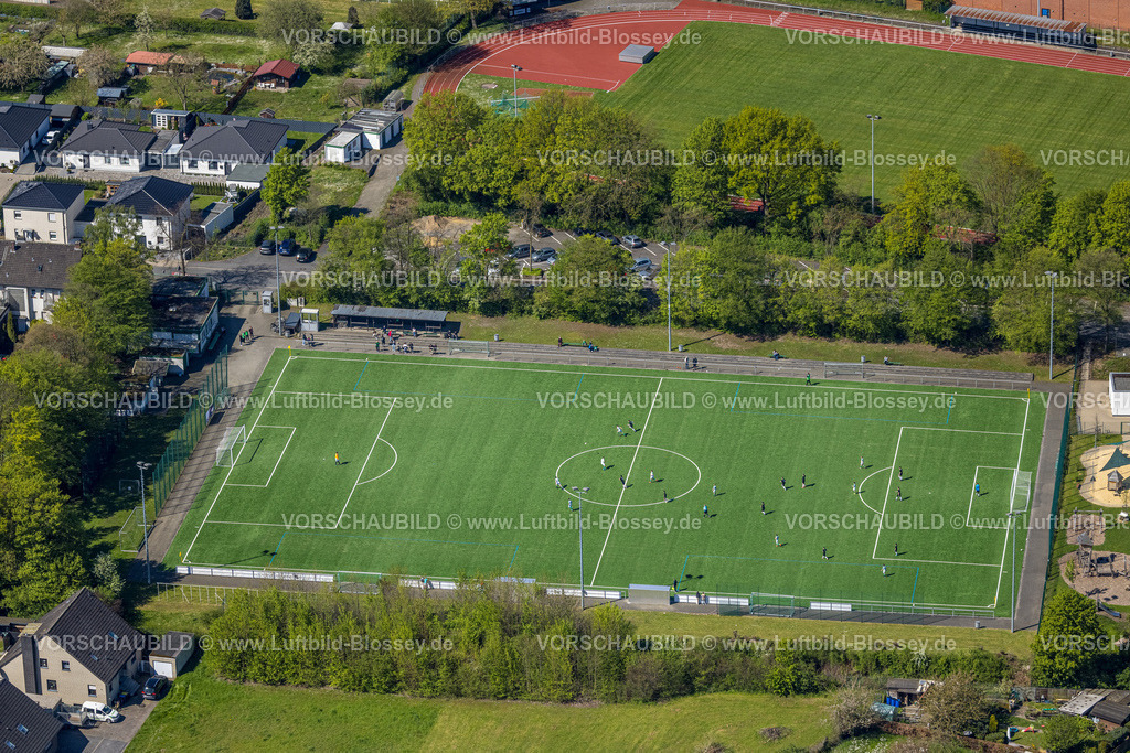 Bergkamen230406632 | Luftbild, Römerberg-Stadion Nebenplatz mit Fußballspielern, Oberaden, Bergkamen, Ruhrgebiet, Nordrhein-Westfalen, Deutschland
