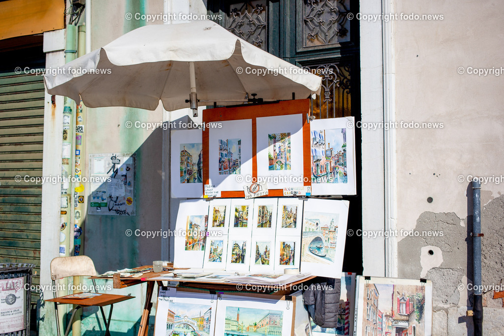 Italien_ Venedig_ 03.03.2025-25 | 03.03.2025, Italien, ITA, Venetien, Venedig, im Bild Venedig, Stadtansichten, Touristen, Reisefeature, Karneval, Masken, maskiert, venezianisch, Reise, Venedig, Venezia, Venetien, Stadtansicht, Campanile, Canale Grande, Markusplatz, Markuskirche, Touristen, Gondel, Gondolere, Faehre, Motorboot, Wassertaxi, Vaporetto, Adria, Lagune, Pfahlbauten, Bruecke, Rialtobruecke, La Gondola, Dogenpalast, Italien, Creativ, Kreativ