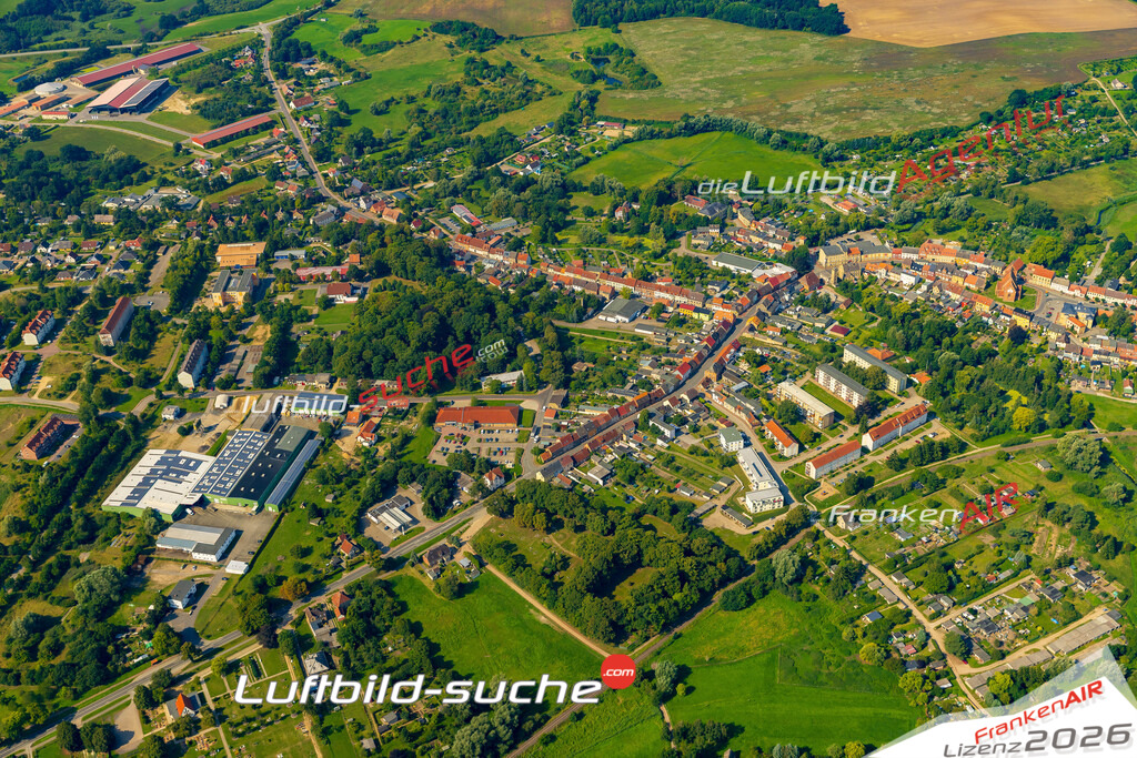 Neue Luftbildaufnahme der Stadt Brüel - Das Luftbild wurde 2025 vom UL-Flugzeug heraus erstellt ( keine Drohnenaufnahme ) - Hochauflösende Luftaufnahme - für Wandbilder und großformatige Ausdrucke geeignet. Das besondere Geschenk!Hier alle&nbsp;Infos zur Lizenzierung der LuftaufnahmeWir fliegen auch dieses Jahr wieder in Ihre Region um Luftbilder zu erstellen.- Luftbild anfragen