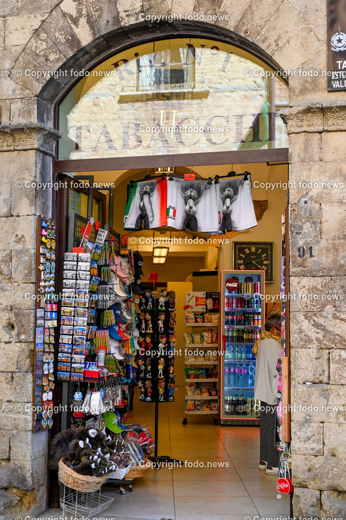 Italien_ Toskana_ San Gimignano_ 31.05.2024-185 | 31.05.2024, Italien, ITA, Toskana, San Gimignano im Bild Stadtansichten Gebäude, Architektur, Touristen, Historisch, Souvenir, Ansichten der berühmten Stadt San Gimignano in der Toskana-Italien - View of the famous town San Gimignano in Tuscany-ItalySan Gimignano ist eine italienische Kleinstadt in der Toskana mit einem mittelalterlichen Stadtkern. San Gimignano wird auch die Stadt der Türme genannt. Die Stadt liegt in der Provinz Siena. Sie gehört neben Florenz, Siena und Pisa zu den von Touristen meist besuchten Zielen in der Toskana.