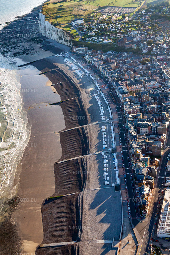 Vue aérienne: Peste à Mers-les-Bains dans le département Somme, France. Photo: IMG_70792.jpg prise le 24/08/2014 par Werner Riehm/FLY-FOTO.eu – Résolution de l'original: 3168 x 4752 px