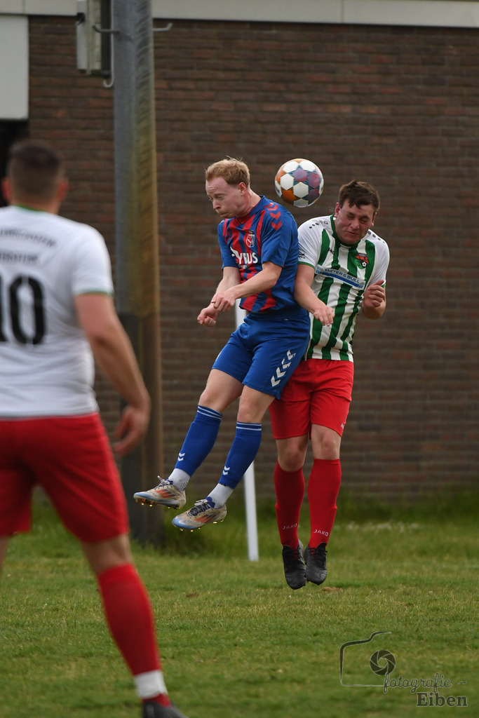 TuS Ofen-SG FriPe | Herren 1. Kreisklasse Süd, Jade-Weser-Hunte; TuS Ofen (blau)-SG FriPe (weiß) am 28.05.2025; in Ofen (), Photo: Philip Eiben 2025 - Realisiert mit Pictrs.com