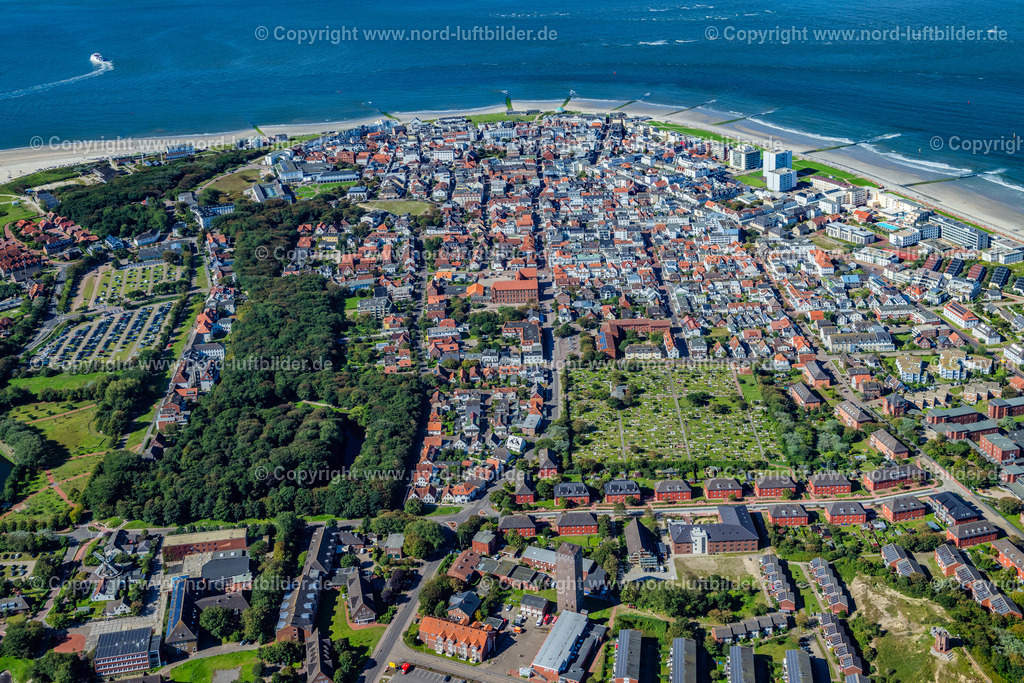 Norderney_Friedhof_ELS_7040050923 | NORDERNEY 05.09.2023 Grabreihen auf dem Gelände des Friedhofes inder Jann-Berghaus-Straße 44-45 auf Norderney im Bundesland Niedersachsen, Deutschland. // Rows of graves on the grounds of the cemetery at Jann-Berghaus-Strasse 44-45 on Norderney in the state Lower Saxony, Germany. Foto: Martin Elsen