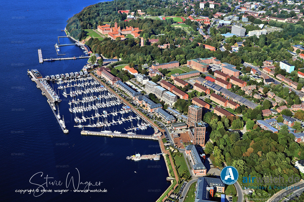 Luftbild Flensburg Mürwik - Der Stadtteil besteht aus fünf Stadtbezirken | Der Stadtteil besteht aus fünf Stadtbezirken: Stützpunkt Flensburg-Mürwik, Osbek, Wasserloos, Friedheim und Solitüde. Zu Mürwik zählen auch naturnahe Gebiete wie der Sonwiker Fördewald, das Naturschutzgebiet Twedter Feld und die Cäcilienschlucht. Der Mürwiker Wasserturm, auch „Flensburgs Aussichtsturm“ genannt, bietet einen weiten Rundblick über die Stadt und die Förde und ist ein beliebtes Ausflugsziel.