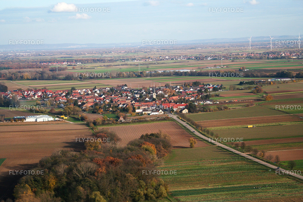 Dorfansicht von Westen | Luftbild: Dorfansicht von Westen in Freisbach im Bundesland Rheinland-Pfalz in Deutschland. Foto: IMG_14558.jpg vom 08.11.2008 durch Werner Riehm/FLY-FOTO.de - Realisiert mit Pictrs.com