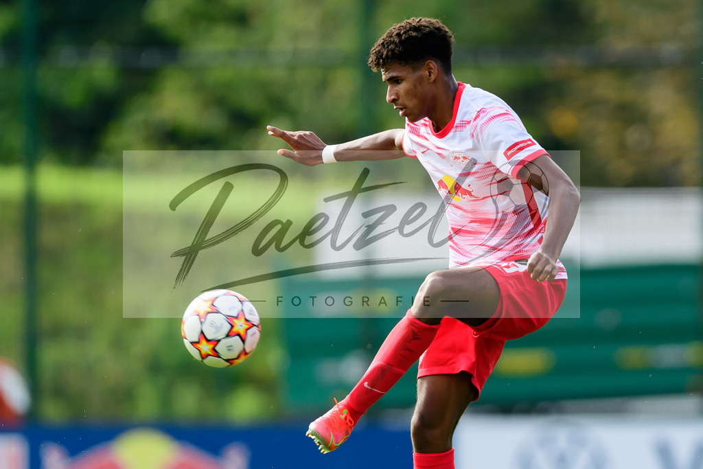 YLLEBR20210928_020 | Fussball, A-Junioren: Sanoussy Ba (RB Leipzig) in Aktion, am Ball, Einzelaktion beim Spiel der UEFA Youth League zwischen RB Leipzig und FC Bruegge im Stadion am Cottaweg am 28.09.2021 in Leipzig, Deutschland. - Realisiert mit Pictrs.com