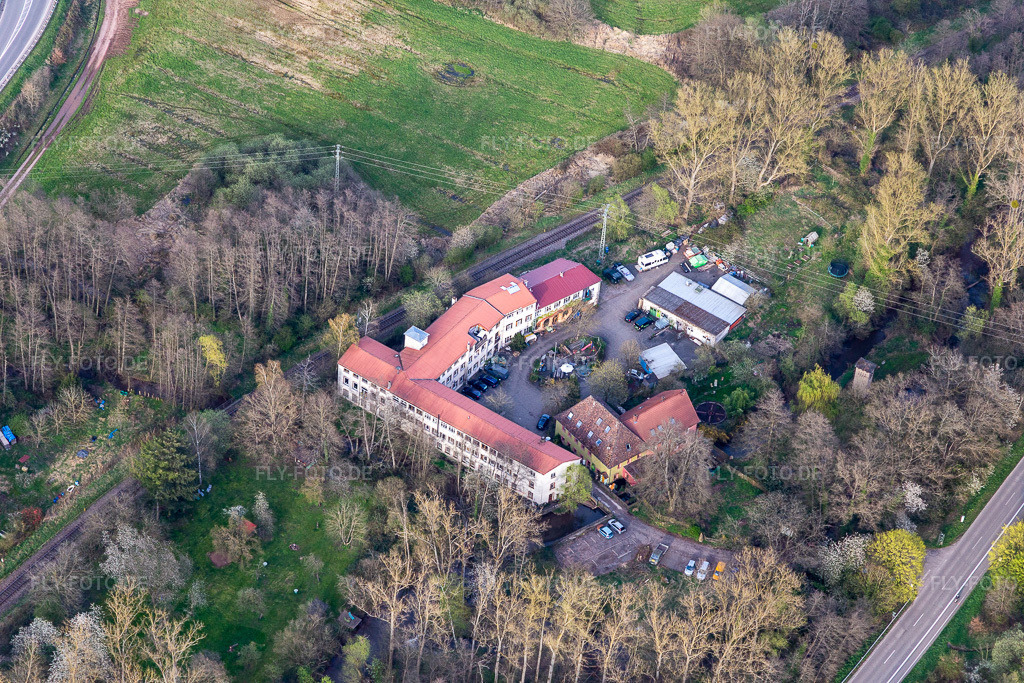 Luftbild: HOLZ & SONNE Biomassefeuerung und Solartechnik GmbH im Ortsteil Queichhambach in Annweiler im Bundesland Rheinland-Pfalz in Deutschland. Foto: IMG_131147.jpg vom 12.04.2022 durch Werner Riehm/FLY-FOTO.deHOLZUNDSONNE-SERVICE.DE