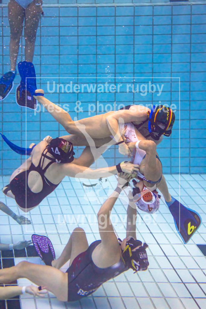 24. - 26.11.2023: Unterwasser-Rugby Champions Cup 2023  | Damen-Spiel: Tauchclub Stuttgart (Deutschland) in blau gegen NJ Hammerheads (USA) in weiß. - Realisiert mit Pictrs.com