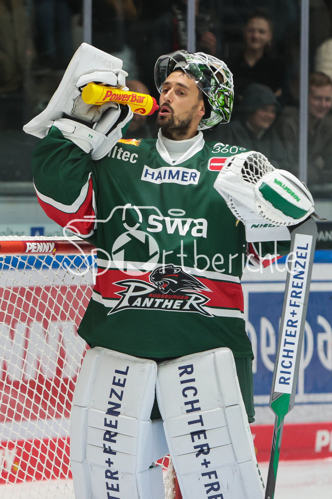 Augsburger Panther - Klagenfurter AC | Panther Rueckkehrer Dennis ENDRAS (AEV #44) in Aktion / Einzelfoto / Freisteller