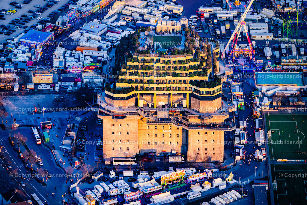 Hamburg_Heiligengeistfeld_Bunker_ELS_0254280325 | HAMBURG 28.03.2025 Bunker- Gebäudekomplex " Medienbunker " an der Feldstraße im Ortsteil Sankt Pauli in Hamburg, Deutschland. Weiterführende Informationen bei: EHP Erste Hanseatische Projektmanagement GmbH,  Hilldegarden e.V.,  Holsteiner Kabel- und Leitungsbau Willi Pohl GmbH & Co. KG,  Ingenieurbau George Bähr GmbH,  PERI GmbH,  RIMC Bunker Hamburg Hotelbetriebsgesellschaft mbH & Co.,  Veranstaltungs GbR Wolters/Jähnichen. // Bunker building complex "Medienbunker" on Feldstrasse in the Sankt Pauli district of Hamburg, Germany. Further information at: EHP Erste Hanseatische Projektmanagement GmbH,  Hilldegarden e.V.,  Holsteiner Kabel- und Leitungsbau Willi Pohl GmbH & Co. KG,  Ingenieurbau George Baehr GmbH,  PERI GmbH,  RIMC Bunker Hamburg Hotelbetriebsgesellschaft mbH & Co.,  Veranstaltungs GbR Wolters/Jaehnichen. Foto: Martin Elsen