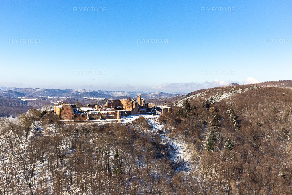 Luftbild: Winterluftbild im Schnee der Madenburg in Eschbach im Bundesland Rheinland-Pfalz in Deutschland. Foto: IMG_124452.jpg vom 11.02.2021 durch Werner Riehm/FLY-FOTO.de