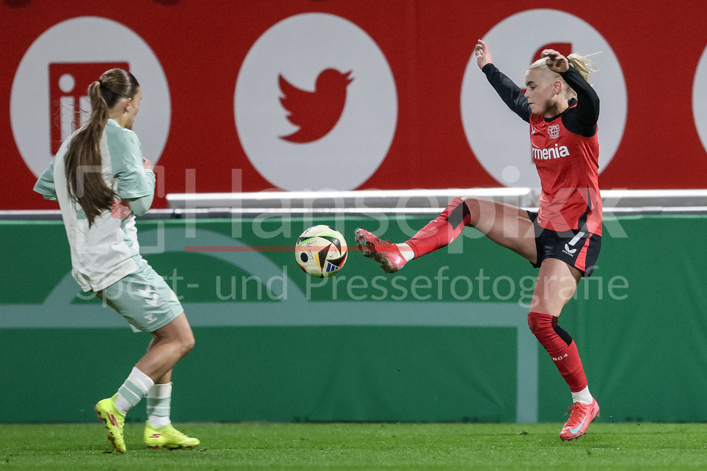 Fussball, DFB-Pokal Frauen, Bayer 04 Leverkusen - SV Werder Bremen | v.li.: Tuana Mahmoud (SV Werder Bremen, 10) und Cornelia Kramer (Bayer 04 Leverkusen, 7) im Zweikampf, Duell, Dynamik, Aktion, Action, Spielszene, DIE DFB-RICHTLINIEN UNTERSAGEN JEGLICHE NUTZUNG VON FOTOS ALS SEQUENZBILDER UND/ODER VIDEOÄHNLICHE FOTOSTRECKEN. DFB REGULATIONS PROHIBIT ANY USE OF PHOTOGRAPHS AS IMAGE SEQUENCES AND/OR QUASI-VIDEO.