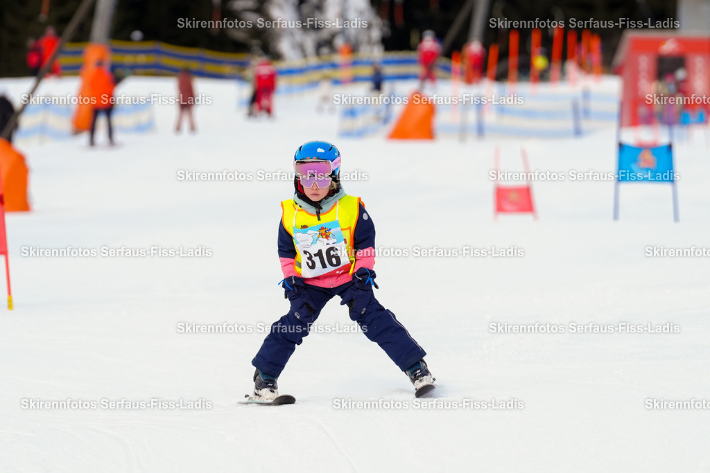 SRF_02.01.2026_0481 | Skirennfotos,Serfaus,Fiss,Ladis,Kinderskirennen,Winter,Tirol,Oberland,skirace,SFL,feelfree,weil wir's genießen,ski,Ski,skifahren,Sonnenplateau, - Realisiert mit Pictrs.com