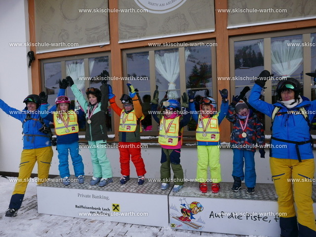 Gruppe Evelyn _ Brigitte | Photos von der Skischule Warth - Realisiert mit Pictrs.com