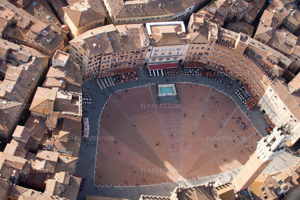 Aerial view: View of the town in Siena in the state Siena, Italy. – Photo: IMG_28485.jpg taken on 06/03/2010 by Werner Riehm/FLY-FOTO.com – Resolution of the original: 3715 x 2477 px
