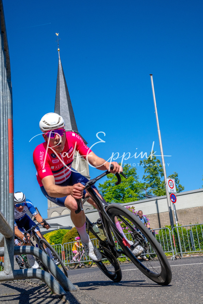 Spurt in den Mai 2026 - Großer Preis der Sparkasse Neuss | Annual one-day road cycling race "Großer Preis der Sparkasse Neuss" held in Büttgen, Germany, organized by VfR Büttgen 1912 e.V. The event features multiple races across all age categories from U11 youth to Elite men. - Realisiert mit Pictrs.com