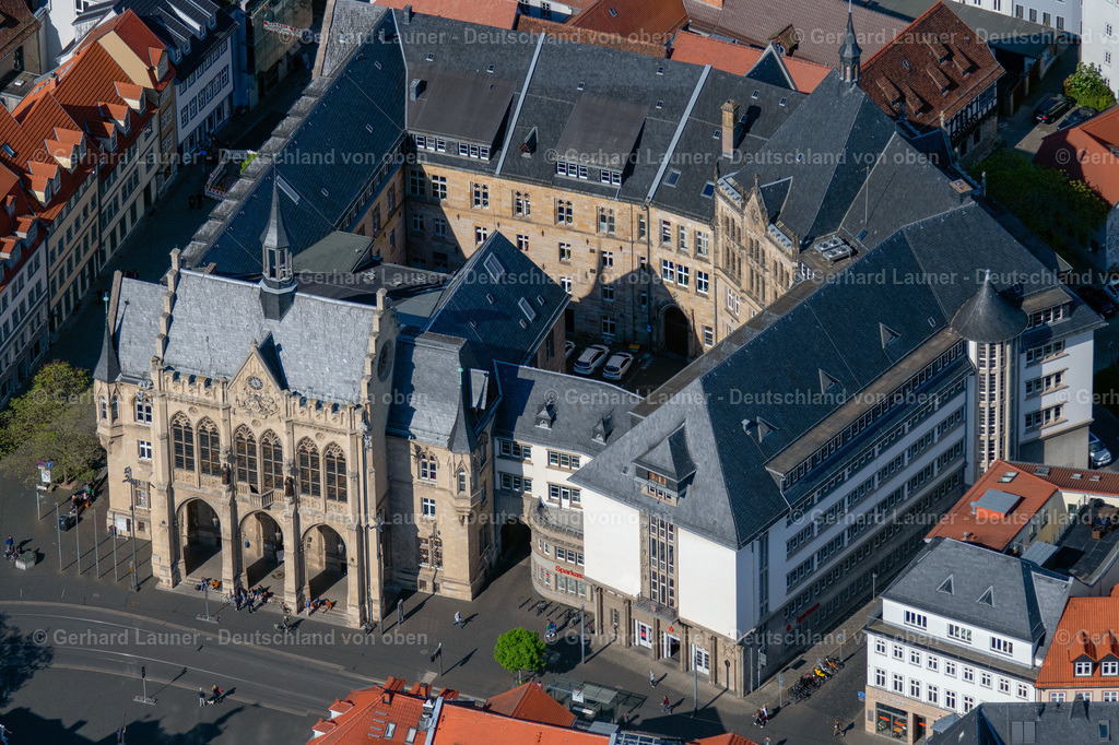 4025704 | ERFURT 06.05.2020 Gebäude des historischen Rathauses der Stadtverwaltung am Fischmarkt in der Altstadt in Erfurt im Bundesland Thüringen, Deutschland. Weiterführende Informationen bei: Landeshauptstadt Erfurt. // Town Hall building of the city administration on Fischmarkt in of Altstadt in Erfurt in the state Thuringia, Germany. Further information at: Landeshauptstadt Erfurt. Foto: Gerhard Launer