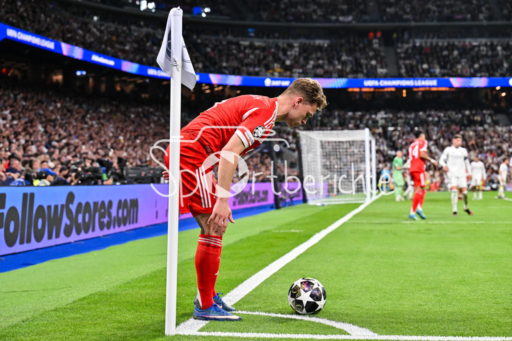 Real Madrid - FC Bayern München | MADRID, SPAIN - 07. APRIL: with Ball Joshua KIMMICH (FC Bayern Munich 6) during the UEFA Champions League match between Real Madrid vs. FC Bayern Munich on Quarterfinal first leg at Estadio Santiago Bernabeu