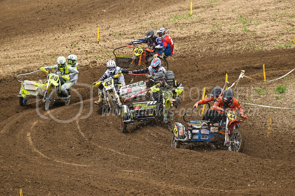 Motocross Schlatt bei Winterthur - 30. April 2023 | #44 Suter Simon / Schlienger Joel aus Zeiningen (CH) auf VMC KTM, #859 Kaeser Nevio / Kaeser Jano aus Schweizersholz (CH) auf Wsp Ktm, #43 Gloor Ronny / Lenherr Andreas aus Menziken (CH) auf KTM, #40 Schlienger Dominik / Intlekofer Daniel aus Wegenstetten (CH) auf WSP Yamaha und #49 Krieg Martin / Kaelin Bruno aus Neukirch Egnach (CH) auf Neuteerbit 612 in der Kategorie Seitenwagen am Motocross Schlatt bei Winterthur, 30. April 2023. 
Instagram: @mx_schlatt | @mc_wila | @sam_schweiz
Bild: Sportfotografie Markus Aeschimann | www.markus-aeschimann.ch - Realisiert mit Pictrs.com