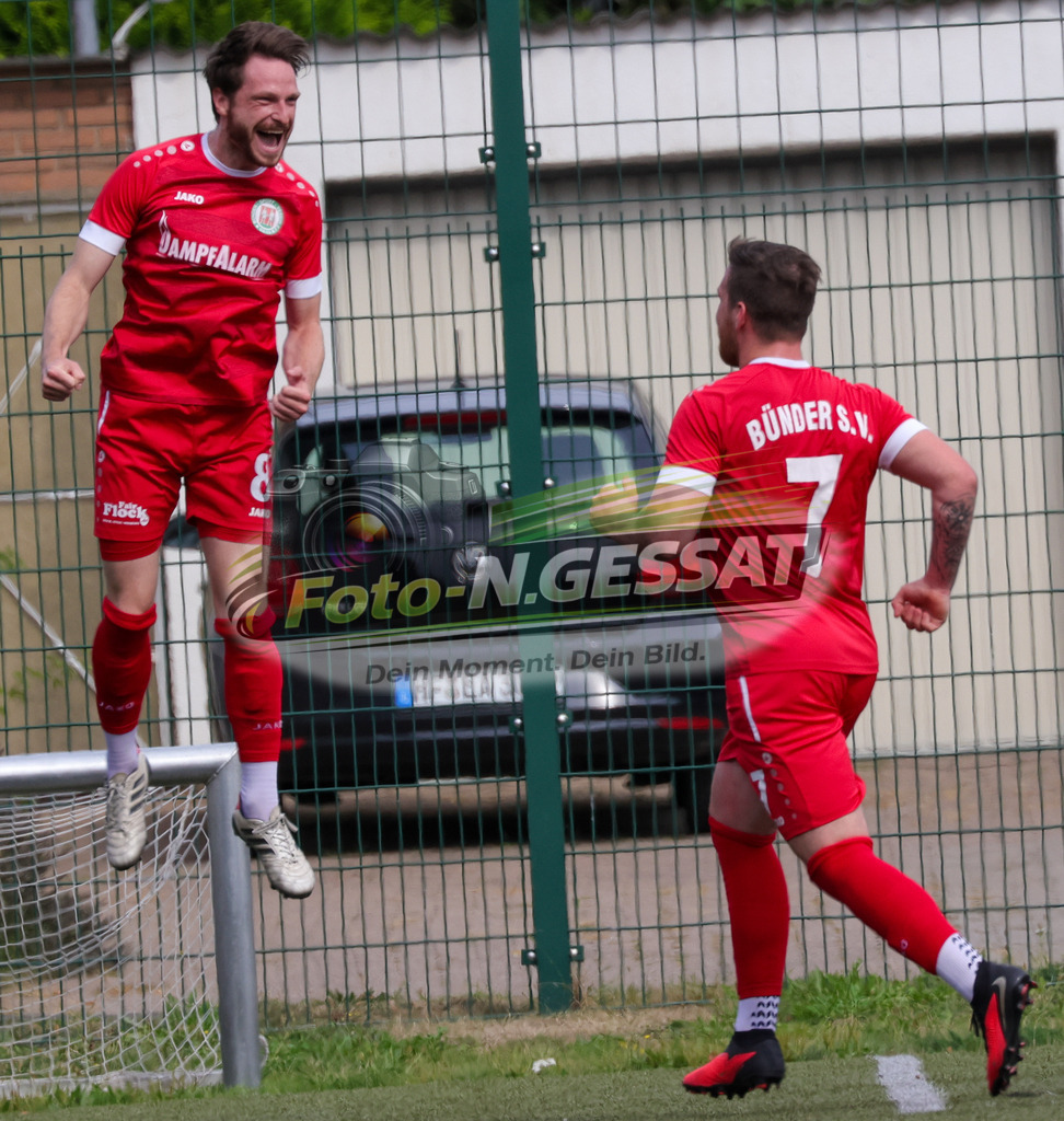 Bünder SV - TV Elverdissen | Auf dem Bild zu sehen: rot Bünder SV v.l.: Denis Müller, Fabian Schnelle Bünder SV, TV Elverdissen, Saison 26/27, Kreisliga A, Bünde, Deutschland - Realisiert mit Pictrs.com