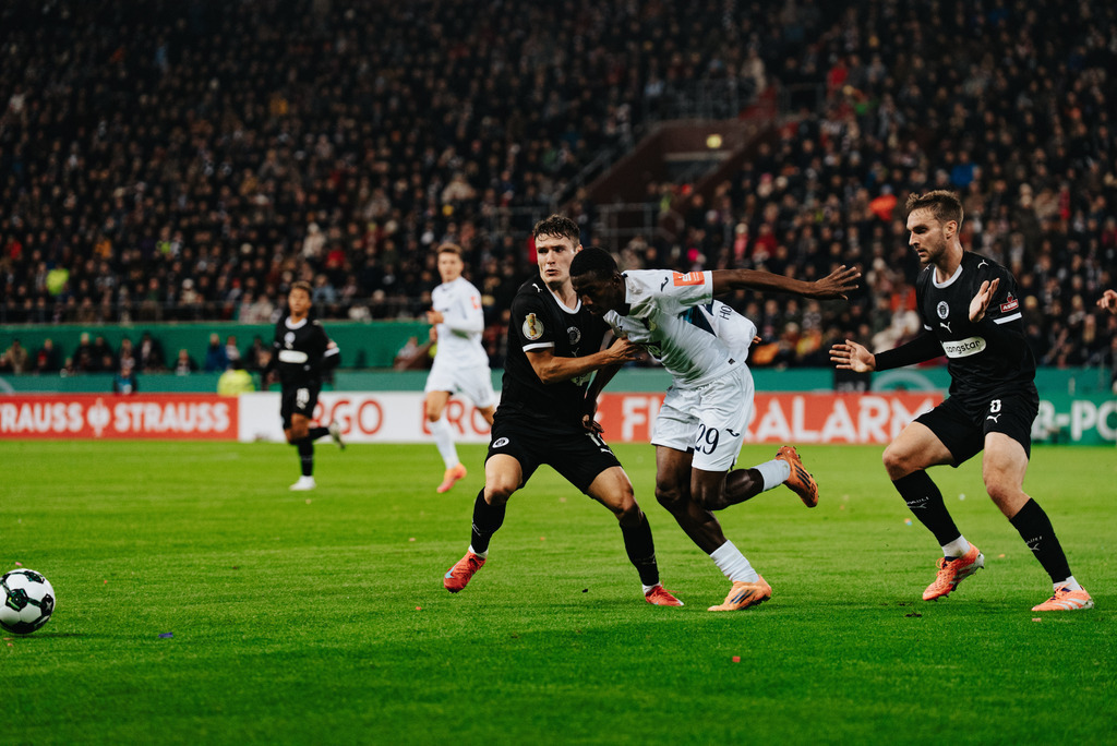 _STP5797 | Der offizielle Shop für FC St. Pauli Fotos. Wähle aus Spielszenen & Fanmomenten dein FCSP Wunschformat. Wir liefern Millerntor-Atmosphäre.