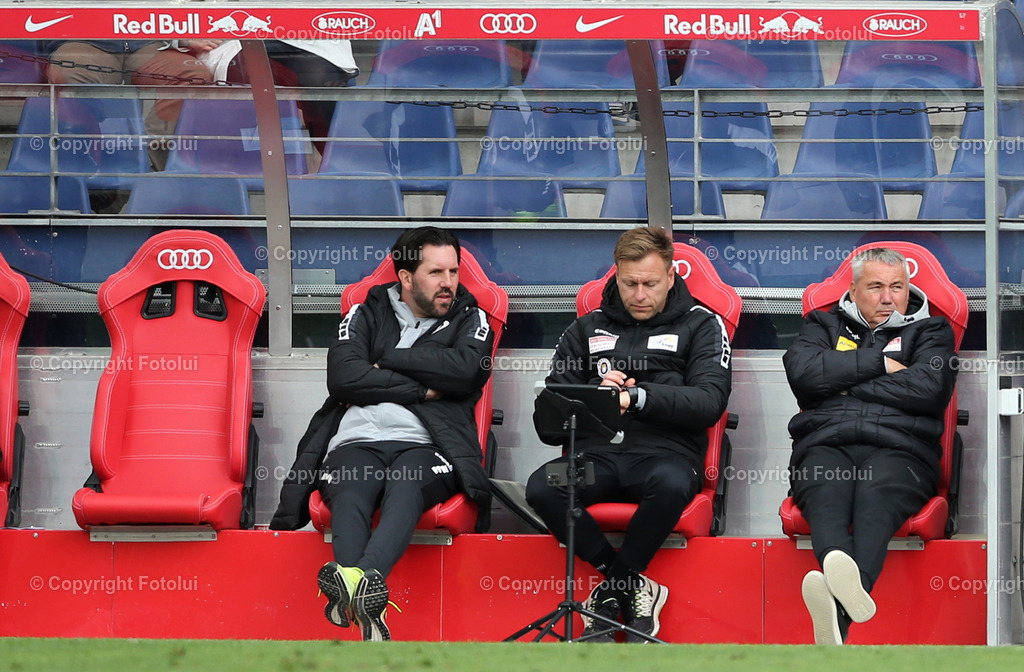 A_LUI_21042024_5 | SPORT,FUSSBALL.ADMIRAL BUNDESLIGA RED BULL SALZBURG-AUSTRIA KLAGENFURT. 21.04.2024 IM BILD: TRAINER PETER PACULT   (RECHTS KLAGENFURT) FOTO.FOTOLUI/MW