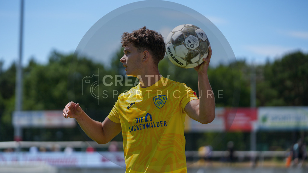 Fußball, Herren, Saison 2025/2026, 3. Luckenwalder Turmpokal, Werner-Seelenbinder-Stadion Luckenwalde, Spiel: FSV 63 Luckenwalde vs. F.C. Hansa Rostock U19,  | Fußball, Herren, Saison 2025/2026, 3. Luckenwalder Turmpokal, Werner-Seelenbinder-Stadion Luckenwalde, Spiel: FSV 63 Luckenwalde vs. F.C. Hansa Rostock U19, Im Bild: Tim Mexer (Luckenwalde) - Realisiert mit Pictrs.com