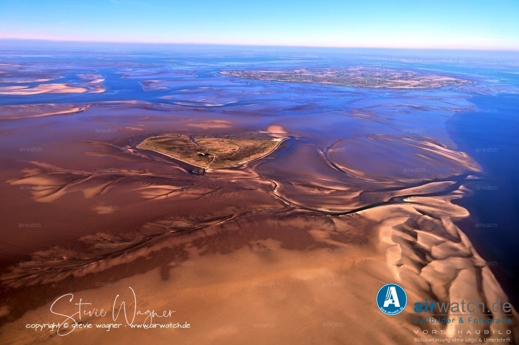 Luftbilder Sandbänke Norderoogsand, Japsand, Süderoogsand | Der Sand und Schlick werden durch die Gezeiten in die Deutsche Bucht transportiert. Dabei gelangen sowohl Schwebstoffe aus der Nordsee als auch aus Flüssen wie Elbe, Weser und Ems ins Watt. Dort lagern sich diese Materialien ab und formen Sandbänke wie Süderoogsand. 