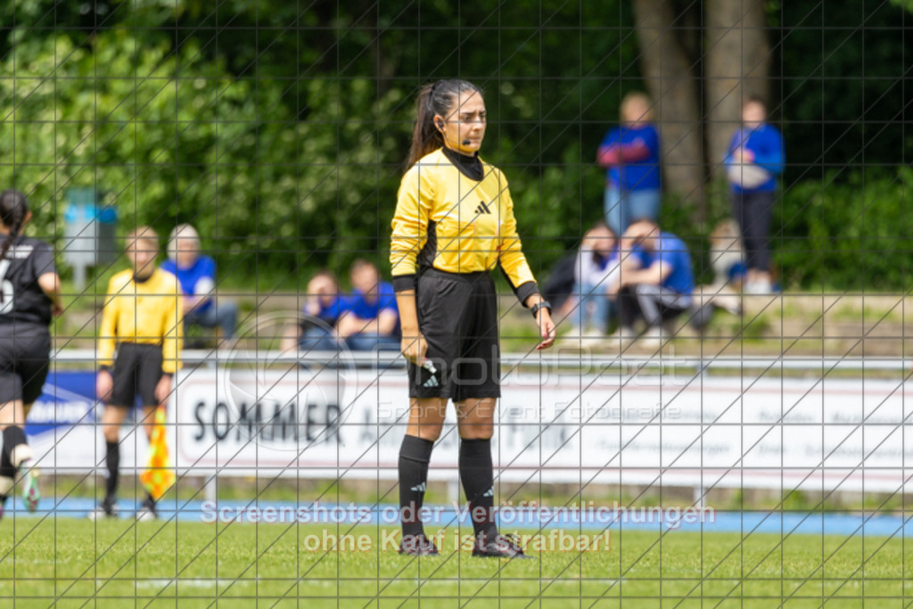 20250529_130752_0495 | #,  SGM Wendlingen-Ötlingen II (blau) vs. 1.FC Donzdorf II (schwarz), Fussball, Frauen-Bezirkspokal Finale Saison 2024/2025, Rasenplatz VfL Stadion Kirchheim, Jesinger Straße 105, 73230 Kirchheim, 29.05.2025 - 13:00 Uhr,Foto: PhotoPeet-Sportfotografie/Peter Harich