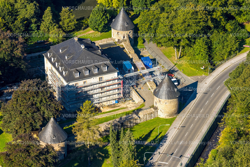 Velbert240811834Neviges | Luftbild, Schloss Hardenberg Umbau und Renovierung mit Baugerüst, Wachtürme an den Außenmauern, Neviges, Velbert, Ruhrgebiet, Nordrhein-Westfalen, Deutschland