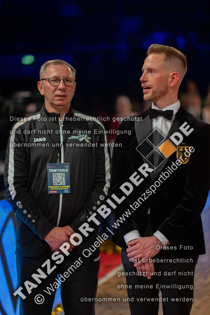 20251206-06009 | Hier finden Sie Tanz Bilder vom Latein und Standard Formationen tanzen. Sportbilder vom Tanzsport. Schöne Fotos und von Weltmeisterschaft, Europameisterschaft, Bundesliga, Regionalliga, Oberliga und Landesliga sowie von GOC Stuttgart, DanceComp, WM Bremen