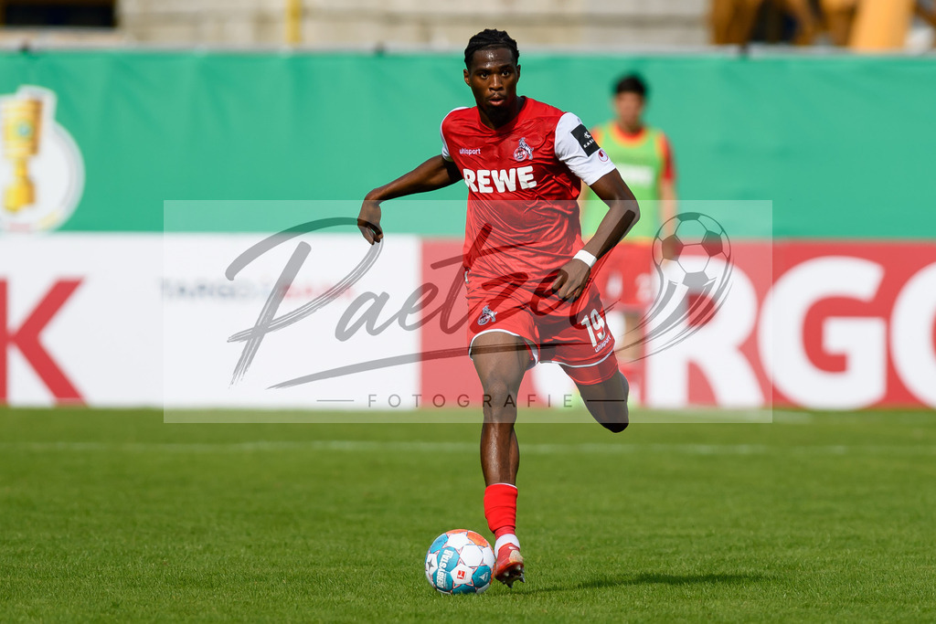 JENKOE20210808_259 | Fussball, Herren: Kingsley Ehizibue (1. FC Koeln) in Aktion, am Ball, Einzelaktion beim Spiel der 1. Runde im DFB-Pokal zwischen FC Carl Zeiss Jena und 1. FC Koeln im Ernst-Abbe-Sportfeld am 08.08.2021 in Jena, Deutschland.DFB / DFL REGULATIONS PROHIBIT ANY USE OF PHOTOGRAPHS AS IMAGE SEQUENCES AND/OR QUASI-VIDEO. - Realisiert mit Pictrs.com