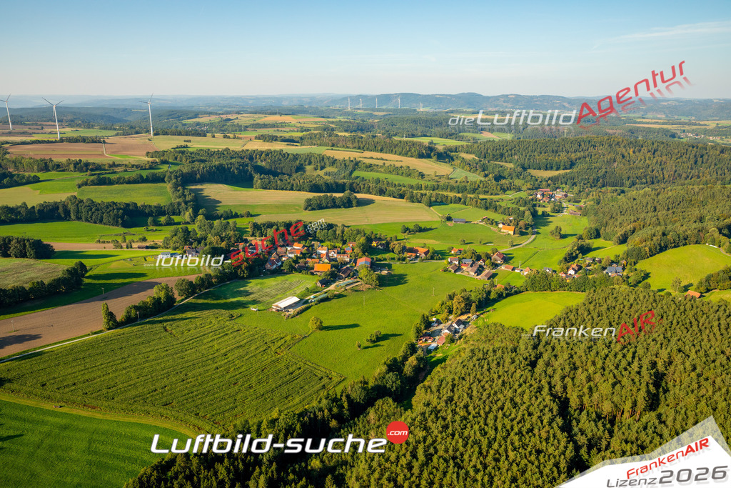 Das Luftbild zeigt : Oberdornlach Kulmbach - Die Luftaufnahme wurde 2023 vom UL-Flugzeug aus erstellt ( keine Drohne ) - Hochauflösende Luftaufnahme - Für grossformatige Ausdrucke geeignet. Die Geschenkidee !Mit Lizenz und Bildrechte bestellbar