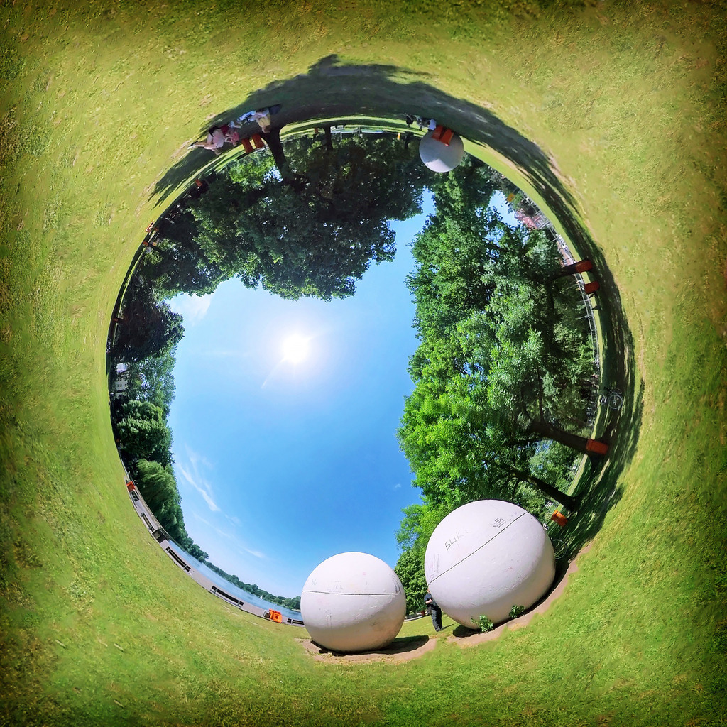 Aaseekugeln im Sommer Münster | 360grad inverted Tiny Planet | Die Aaseekugeln von Münster Aasee im Hochsommer mit blauem Himmel und grünen Aasee-Wiesen als 360-Grad inverted Tiny Planet - Realisiert mit Pictrs.com