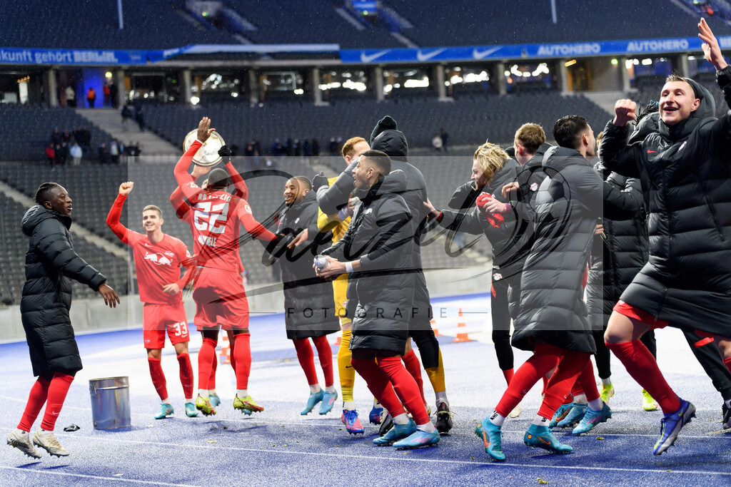 BSCRBL20220220_113 | Fussball, Herren: . Spieler von RB Leipzig Schlussjubel, jubelt nach dem 1:6 Sieg bei dem Spiel der 1. Bundesliga zwischen Hertha BSC und RB Leipzig im Olypiastadion am 20.02.2022 in Berlin, Deutschland.DFB / DFL REGULATIONS PROHIBIT ANY USE OF PHOTOGRAPHS AS IMAGE SEQUENCES AND/OR QUASI-VIDEO. - Realisiert mit Pictrs.com