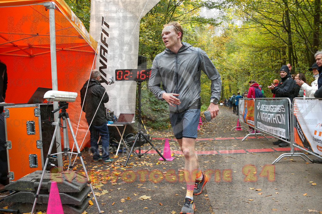 251026_1217_EX1_0047 | Sportfotografie im Rhein-Sieg Kreis, Köln, Bonn, NRW, Rheinland Pfalz, Hessen, etc. Unser Tätigkeitsfeld umfasst den Laufsport vom Volkslauf über den Marathon, Duathlon, Triathon bis zum Ultralauf wie Kölnpfad Ultra oder Schindertrail.