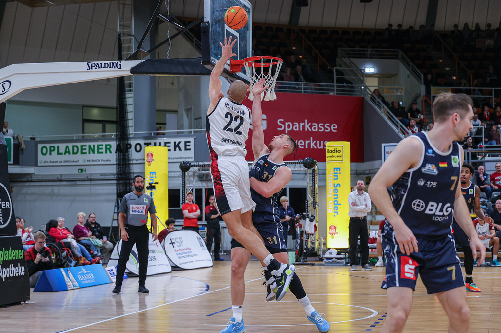 Pro A BAYER GIANTS vs Eisbären Bremerhaven-38 | Fotos von Basketballspielen aus dem Raum NRW fotografiert von Gero Mueller-Laschet und Daniel Schaefer - Realisiert mit Pictrs.com
