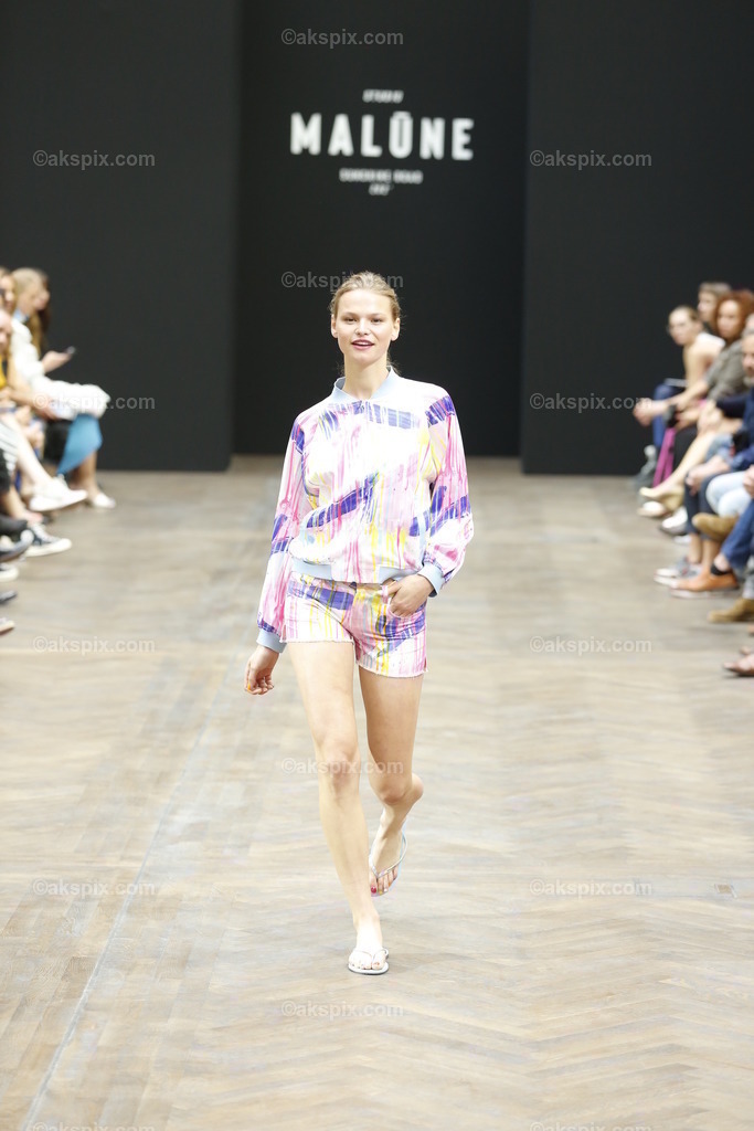 Malūne by Frida Weyer auf der  MBFW Spring/Summer 2023 | Mercedes-Benz Fashion Week (MBFW)  Frühling / Sommer 2023 im Hotel Telegraphenamt Berlin in Berlin-Mitte. Die Kollektionen von Malūne by Frida Weyer auf der MBFW Spring/Summer 2023. Das Bild zeigt Models mit der Kollektion von Malūne by Frida Weyer.