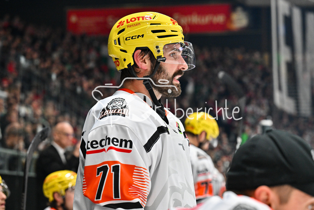 Augsburger Panther - Löwen Frankfurt | Im Bild Linus FRÖDBERG (Löwen Frankfurt 71) Einzelfoto / Freisteller beim match zwischen den Augsburger Panthern und den Löwen Frankfurt am 8. Spieltag der Penny DEL im Curt Frenzel Stadion am 19.10.2025