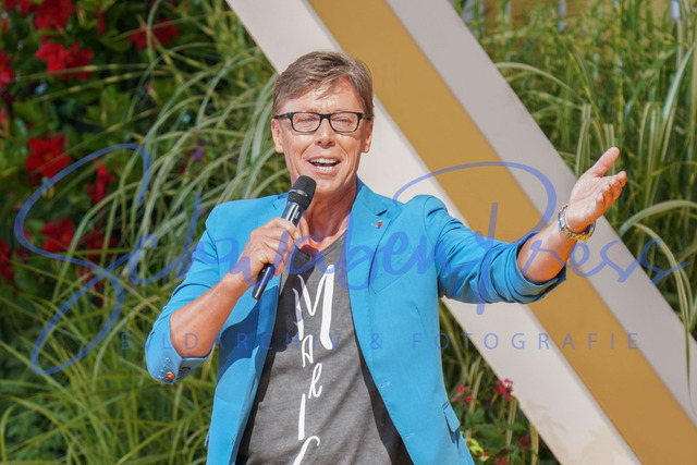 250623Ho1919 | Hansy Vogt - Immer wieder sonntags, Staffel 6

Ausverkauftes Haus und hochsommerliche Temperatur bei der Halbzeit Sendung von IWS, in der Veranstaltungsarena bei den Wasserwelten beim Europapark Rust. 

Deutschland, Rust, Europapark Rust, 25.06.2023