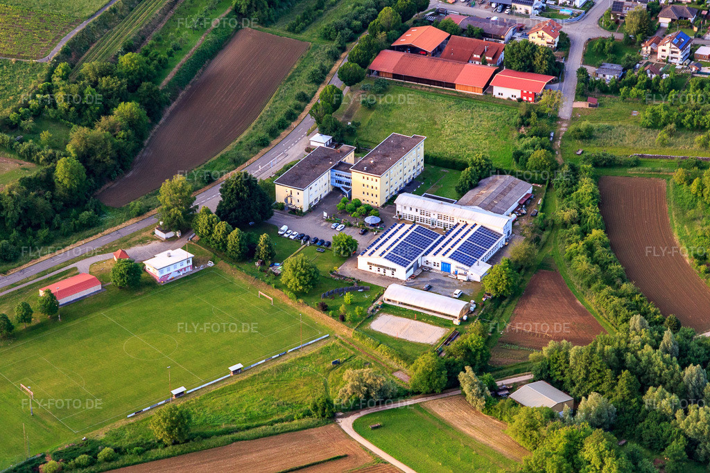 Luftbild: Gunther Schmidt Schlosserei und Metallbau, Rehaklinik und Sportplatz des SV Broggingen im Ortsteil Broggingen in Herbolzheim im Bundesland Baden-Württemberg in Deutschland. Foto: IMG_147463.jpg vom 29.05.2025 durch Werner Riehm/FLY-FOTO.deWWW.SCHLOSSEREI-SCHMIDT-BROGGINGEN.DE