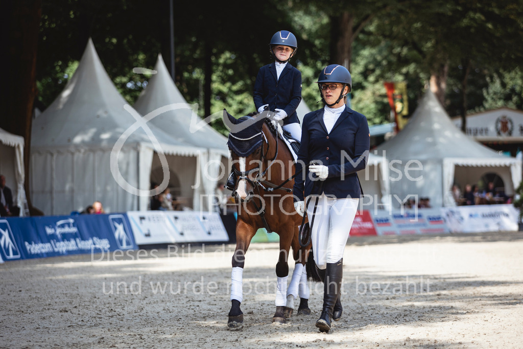 240915_OWLCh_FuehrzuegelWB-692 | Deine schönsten Turniermomente als professionelle Fotos! Entdecke hochwertige Pferdesport-Fotografie im Online-Shop. Jetzt Fotos finden & bestellen!