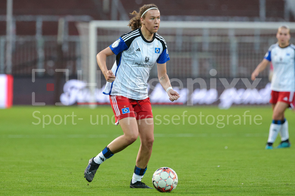 Fussball, DFB-Pokal Frauen, FC St. Pauli - Hamburger SV | v.li.: Larissa Mühlhaus (Hamburger SV, 7) am Ball, Einzelbild, Ganzkörper, Aktion, Action, Spielszene, DIE DFB-RICHTLINIEN UNTERSAGEN JEGLICHE NUTZUNG VON FOTOS ALS SEQUENZBILDER UND/ODER VIDEOÄHNLICHE FOTOSTRECKEN. DFB REGULATIONS PROHIBIT ANY USE OF PHOTOGRAPHS AS IMAGE SEQUENCES AND/OR QUASI-VIDEO.