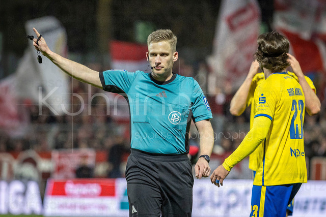 Third Division, FC Viktoria Köln vs Rot-Weiss Essen, 22.03.2026 | KÖLN, GERMANY - MARCH 22: Referee Felix Weller (Neunkirchen) during the third division match on gameday 30 between FC Viktoria Köln vs Rot-Weiss Essen at Sportpark Höhenberg on March 22, 2026 in Köln, Germany. DFL REGULATIONS PROHIBIT ANY USE OF PHOTOGRAPHS AS IMAGE SEQUENCES AND/OR QUASI-VIDEO.