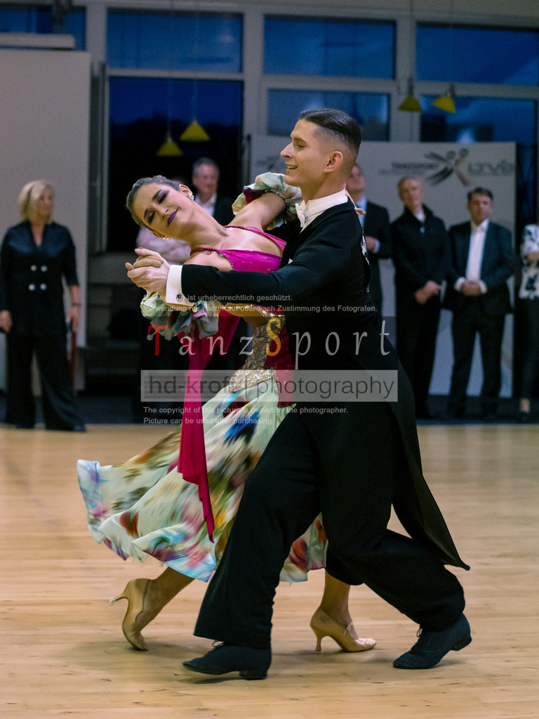 20250906_LM_By_HGR-S-Std_7247-2 | Tanzsportbilder, Standardtanz, Lateintanz, WDSF, DTV, LTVB, dancecomp, goc, hessen tanzt, blaues band der spree, walzer, tango, wiener walzer, slowfox, quickstepp, samba, rumba, cha-cha-cha, paso doble. jive, hd-kroft photography, turniertanzsport
