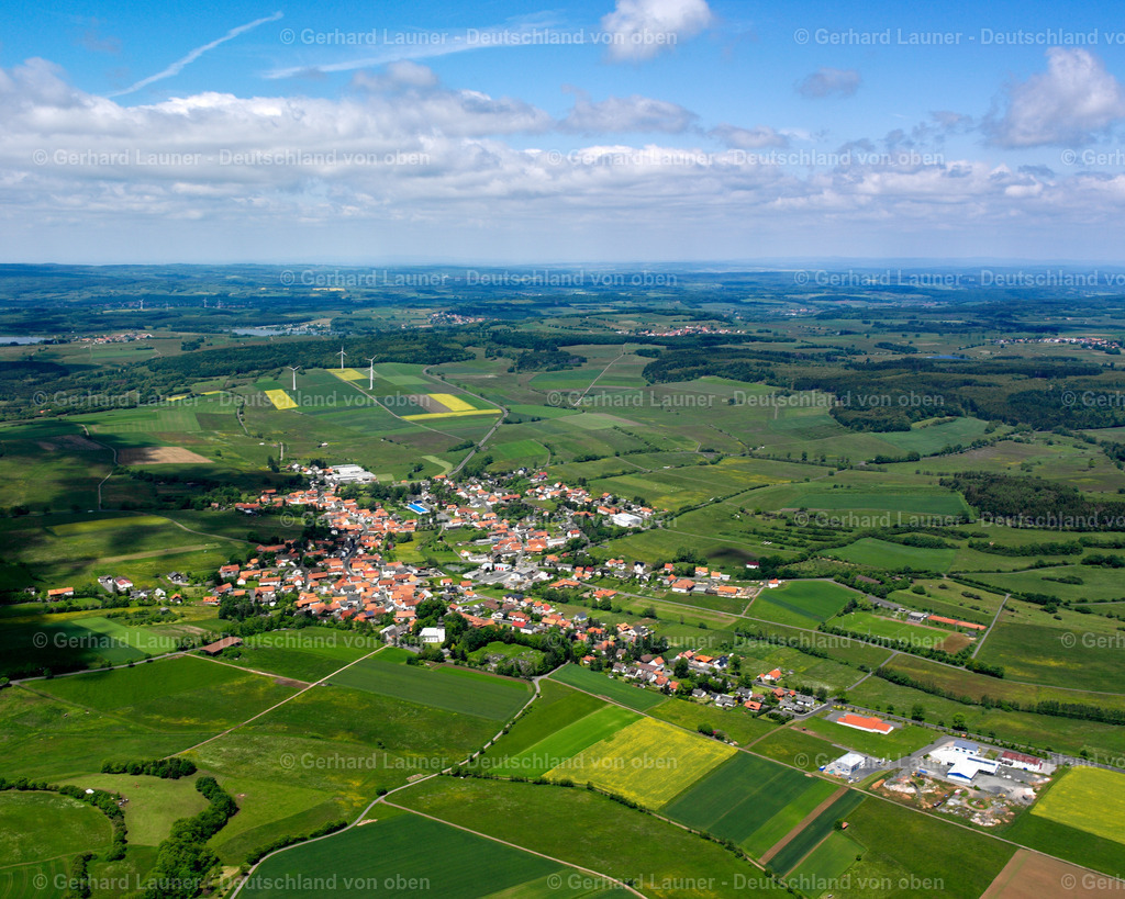 2615344 | FREIENSTEINAU 09.06.2006 Landwirtschaftliche Nutzflächen und Feldgrenzen  umsäumen das Siedlungsgebiet des Dorfes in Freiensteinau im Bundesland Hessen, Deutschland // Agricultural land and field boundaries surround the settlement area of the village  in Freiensteinau in the state Hesse, Germany Foto: Gerhard Launer