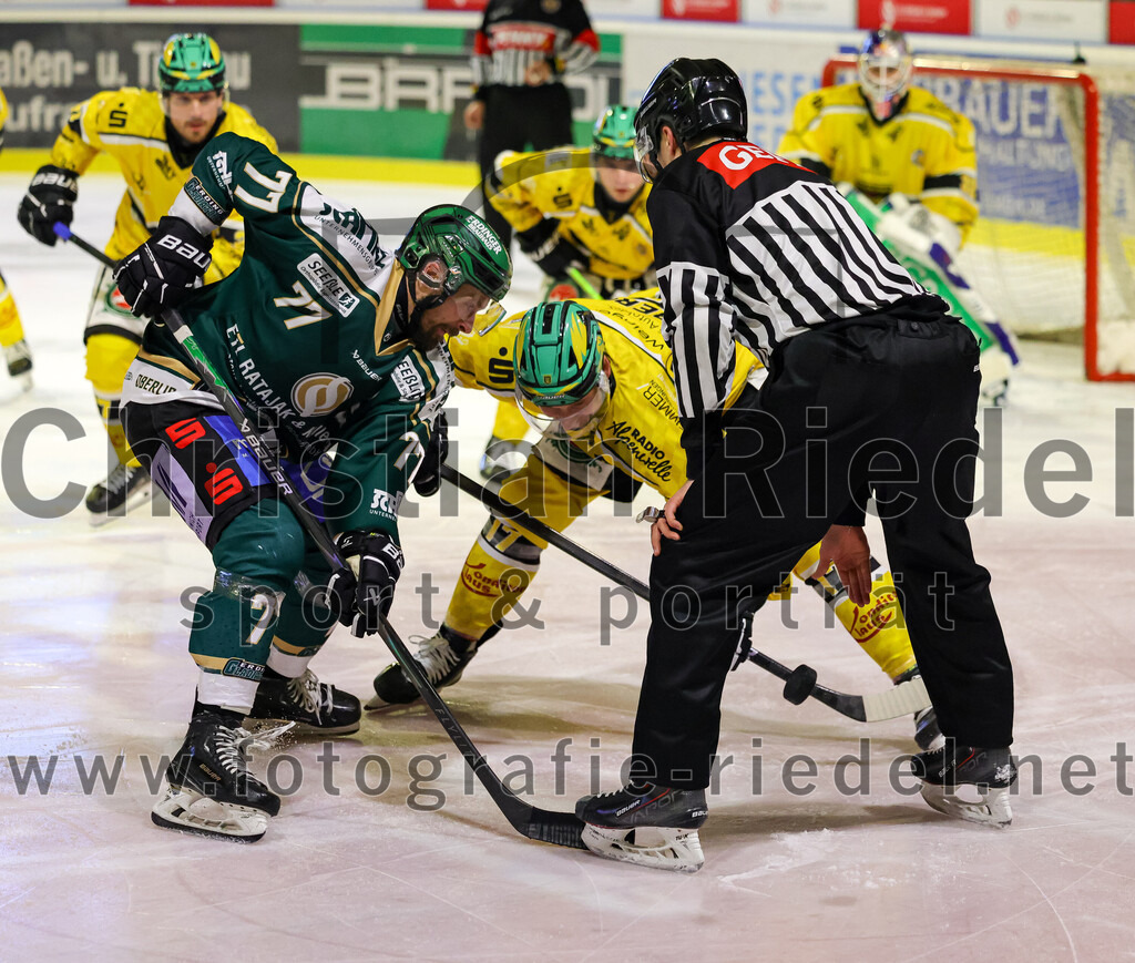2025-12-19_089_TSV_Erding_gegen_Toelzer_Loewen | Erding, Deutschland, 19.12.2025:Eishockey, Oberliga Süd 2025 / 2026, 27. Spieltag, TSV Erding gegen Tölzer Löwen, Endergebnis: 2:5Philipp Michl (Erding Gladiators, #77), Dominik Daxlberger (Tölzer Löwen, #17)Foto: Christian Riedel / fotografie-riedel.net