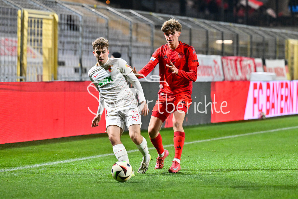 FC Bayern Amateure - FC Augsburg II | im Duell  Simon MUEHLBAUER (FC Augsburg II 25) und Guido DELLA ROVERE (FC Bayern München II #10) / zweikampf / Regionalliga Bayern: FC Bayern Muenchen II - FC Augsburg II, Gruenwalder Stadion am 14.03.2025